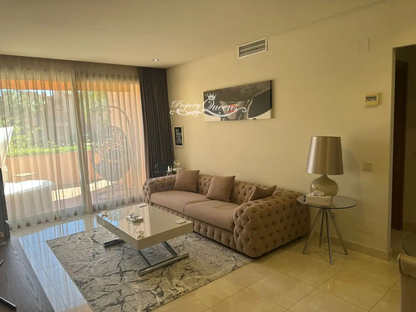 Sala d'estar de Pis de lloguer en Estepona amb Aire condicionat, Terrassa i Piscina