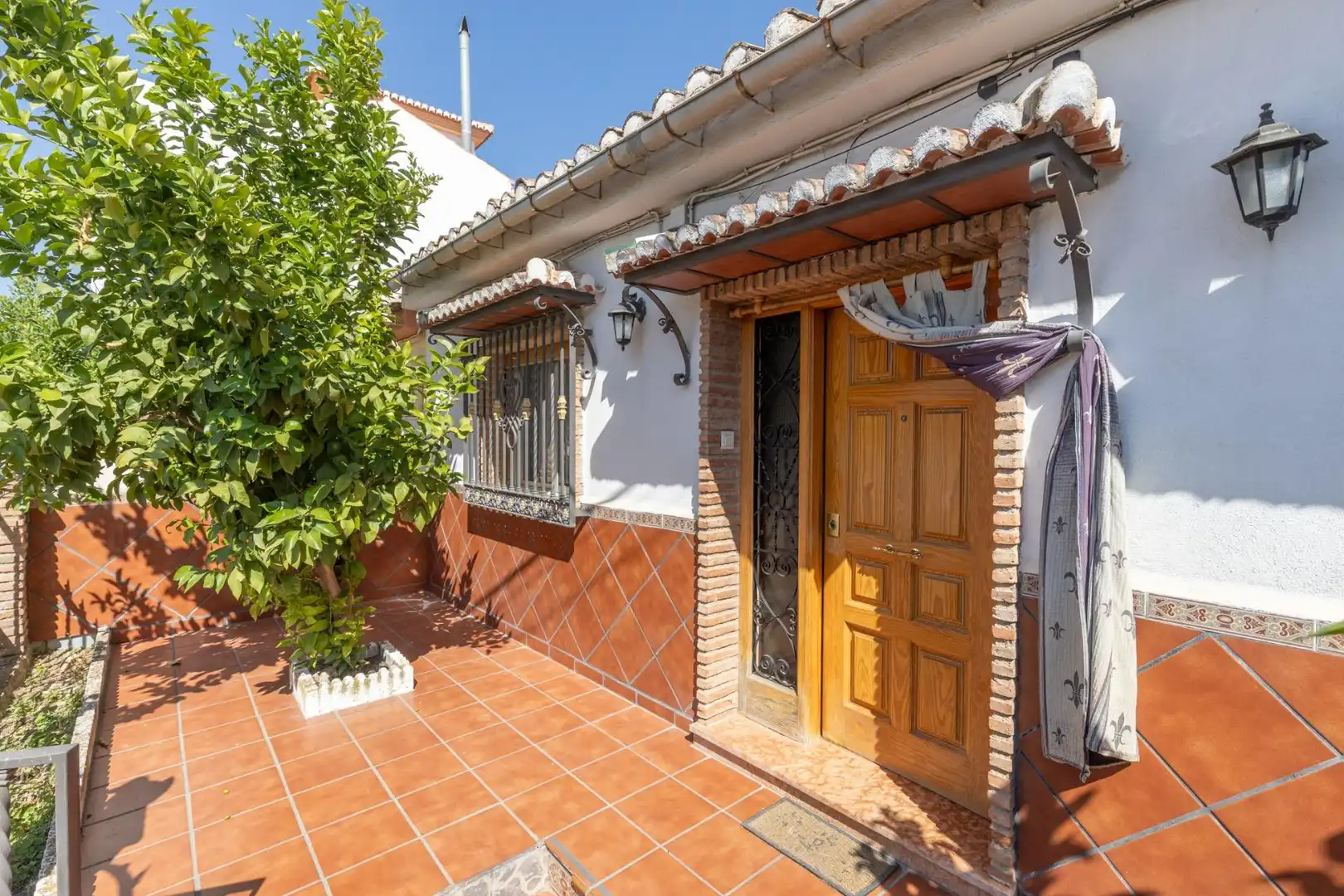 Vista exterior de Casa o xalet en venda en La Zubia amb Terrassa