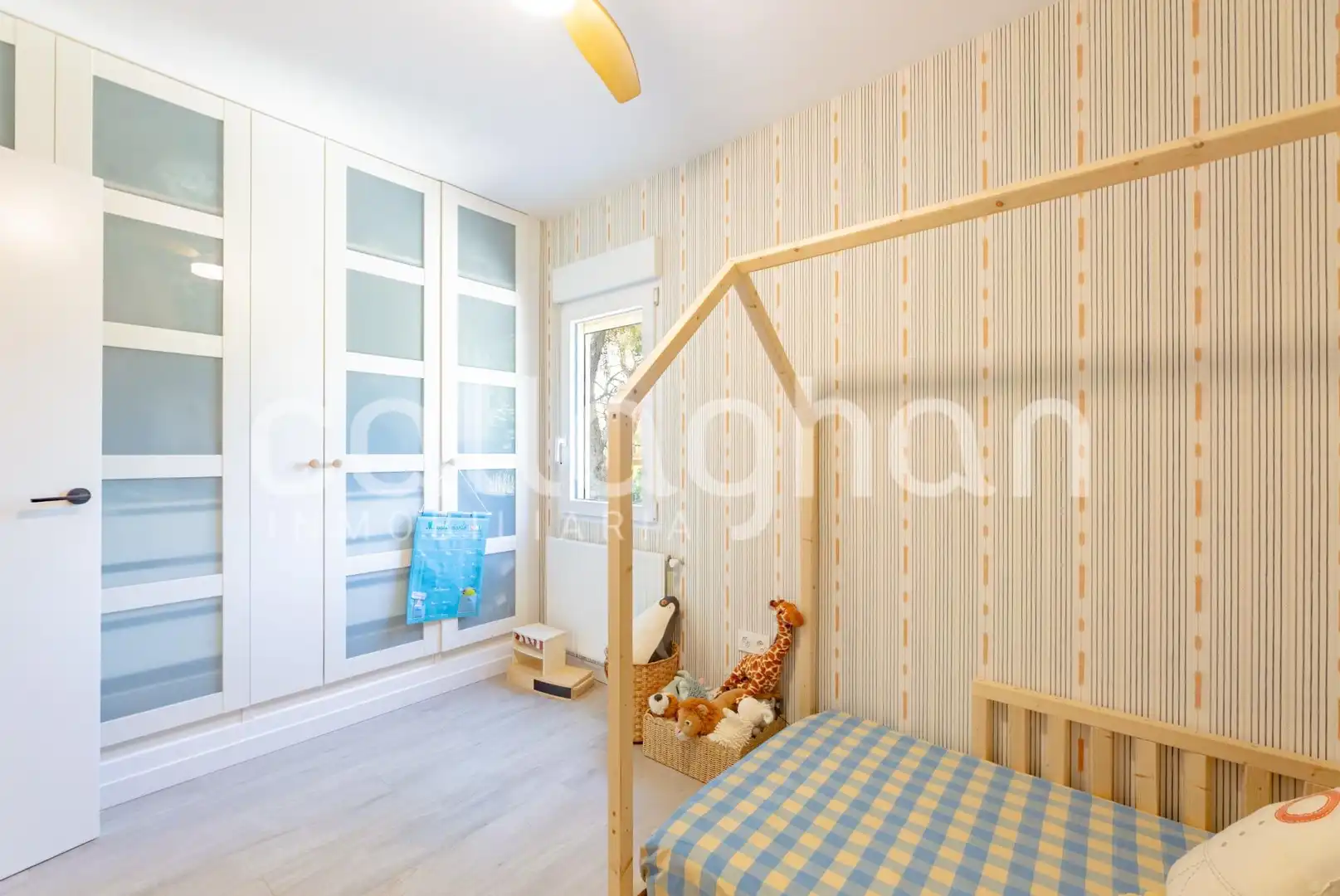 Habitación de Casa adosada en venta en Godella con Aire acondicionado, Calefacción y Jardín privado