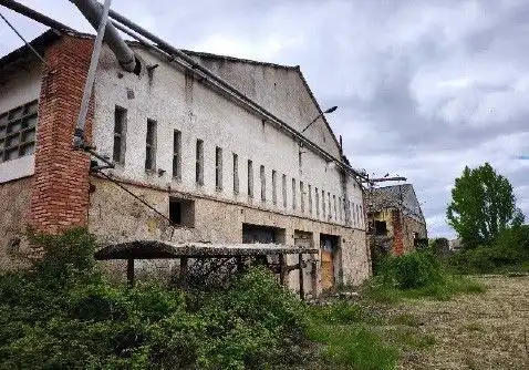 Vista exterior de Nau industrial en venda en Hacinas