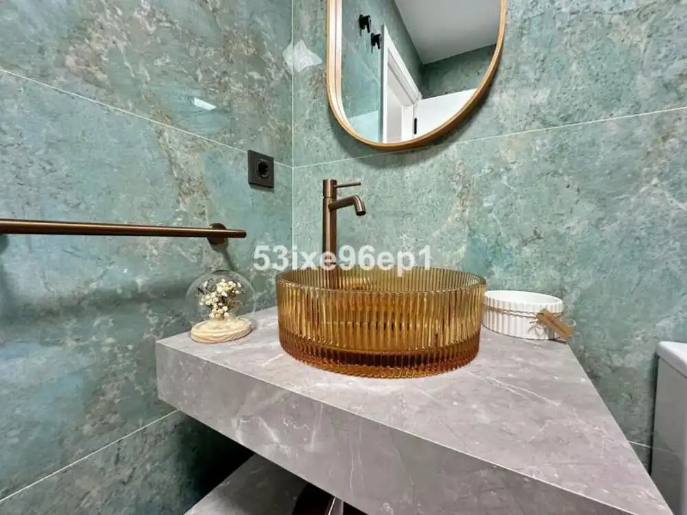 Baño de Apartamento de alquiler en Marbella con Aire acondicionado, Jardín privado y Terraza