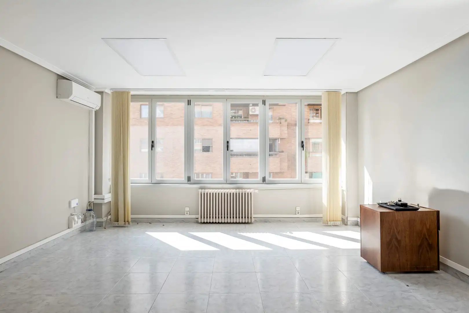 Sala d'estar de Oficina de lloguer en Zaragoza amb Aire condicionat