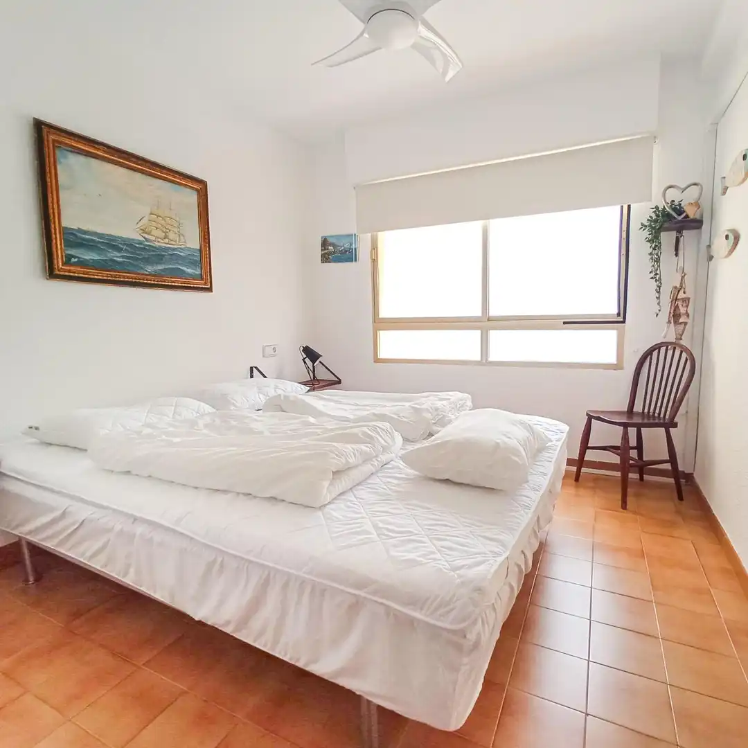 Habitación de Apartamento de alquiler en L'Alfàs del Pi con Aire acondicionado, Jardín privado y Terraza
