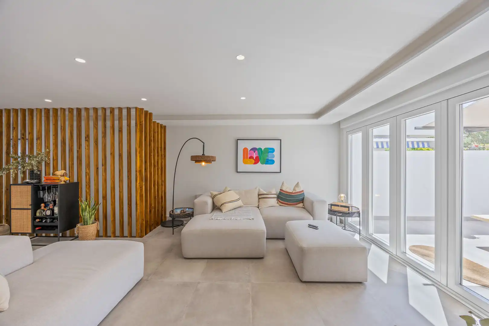 Wohnzimmer von Erdgeschoss zum Verkauf in Sotogrande mit Klimaanlage, Privatgarten und Terrasse