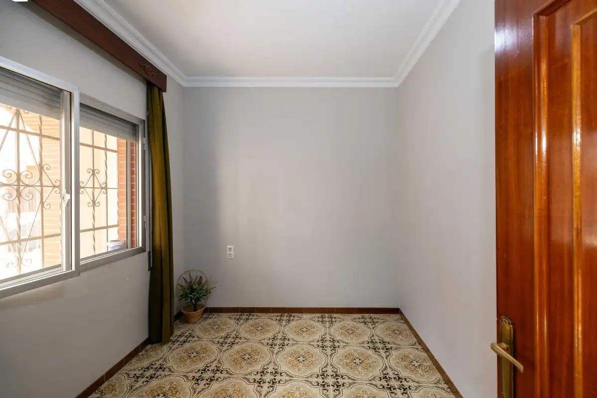 Dormitori de Casa adosada en venda en Dos Hermanas amb Aire condicionat, Calefacció i Jardí privat