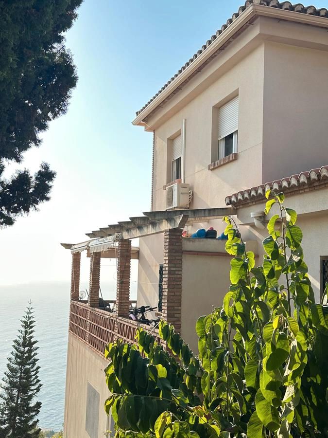 Vista exterior de Casa adosada en venda en Almuñécar amb Aire condicionat, Calefacció i Terrassa