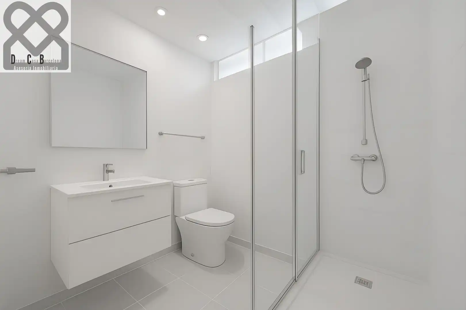 Badezimmer von Dachboden zum Verkauf in Barcelona mit Heizung und Terrasse