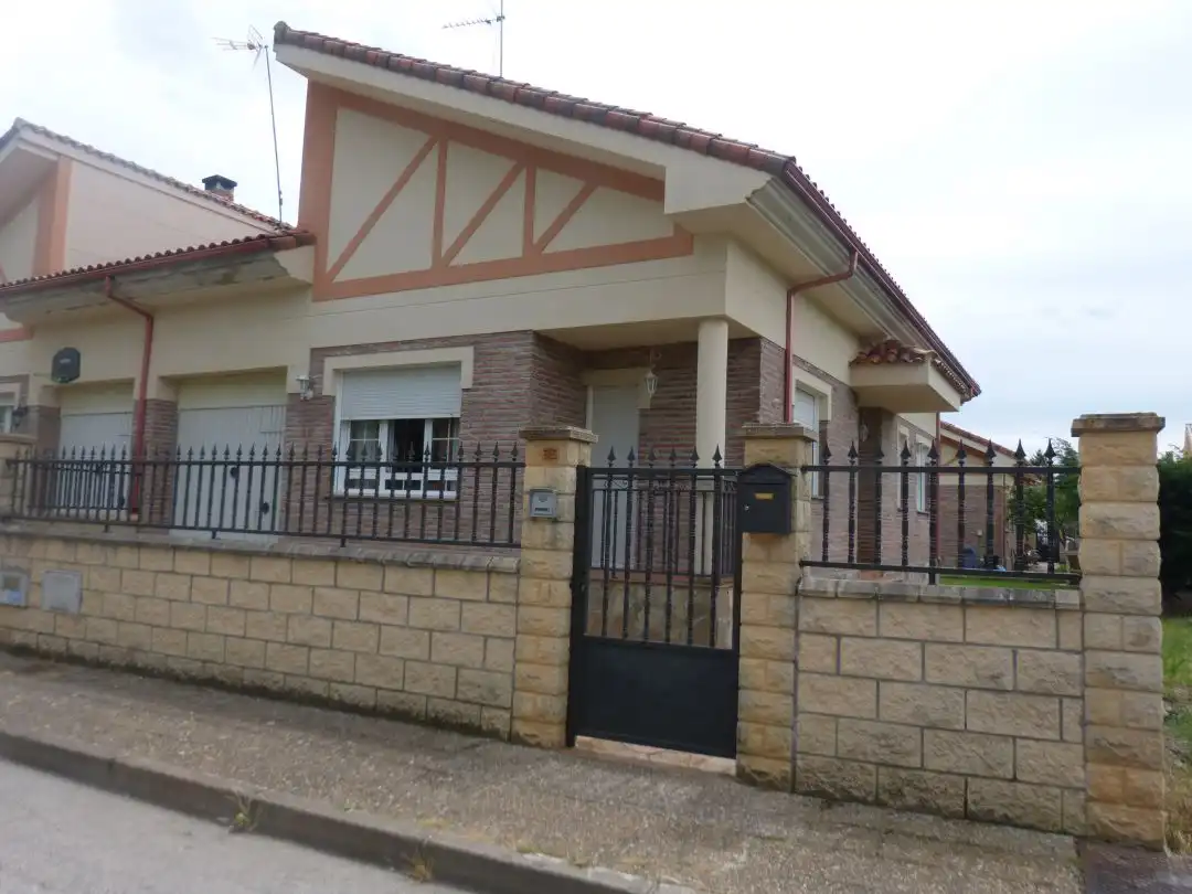 Exterior view of Single-family semi-detached for rent in Villarcayo de Merindad de Castilla la Vieja  with Heating and Private garden