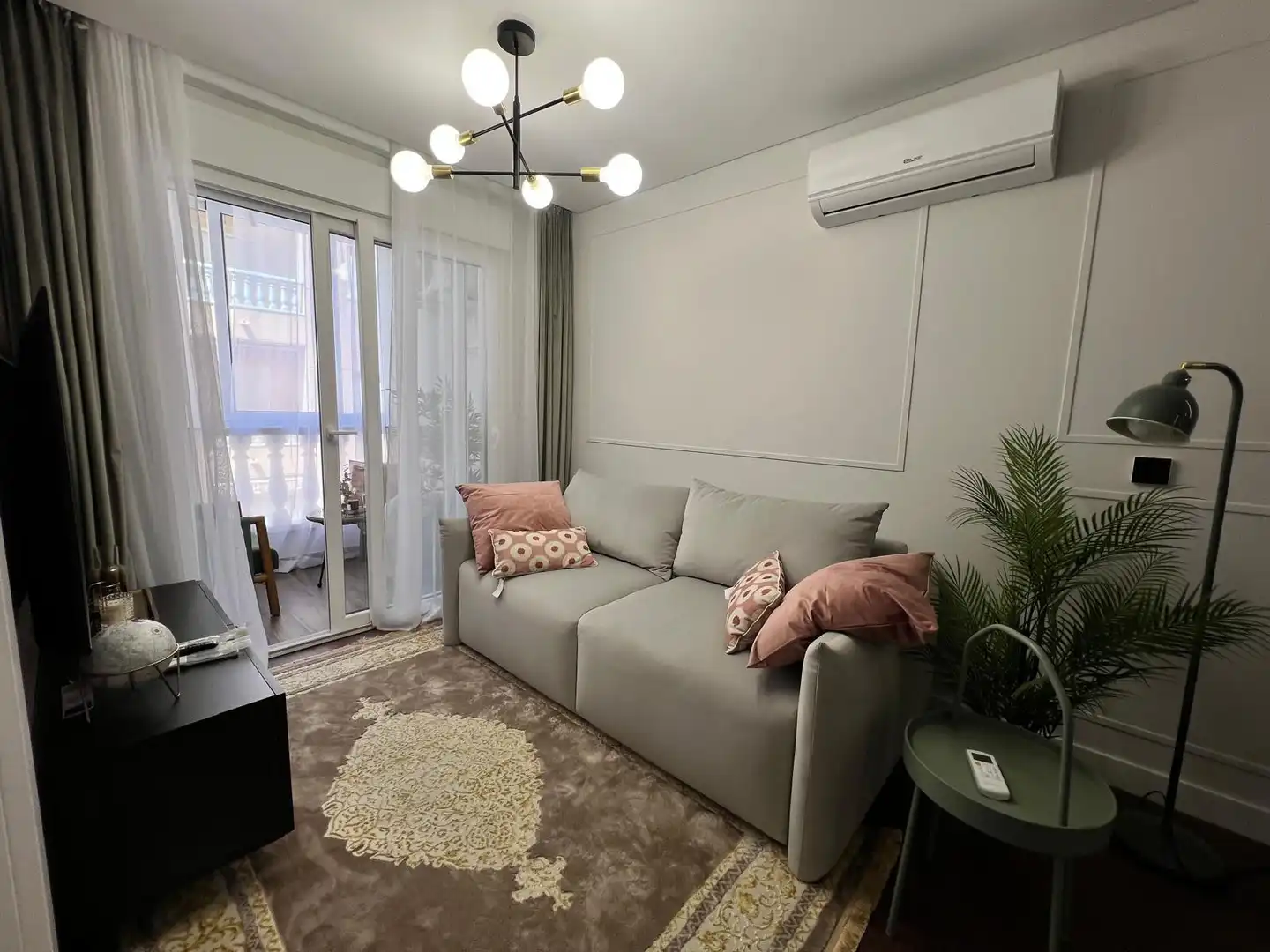Sala de estar de Apartamento de alquiler en Torrevieja con Aire acondicionado, Calefacción y Terraza