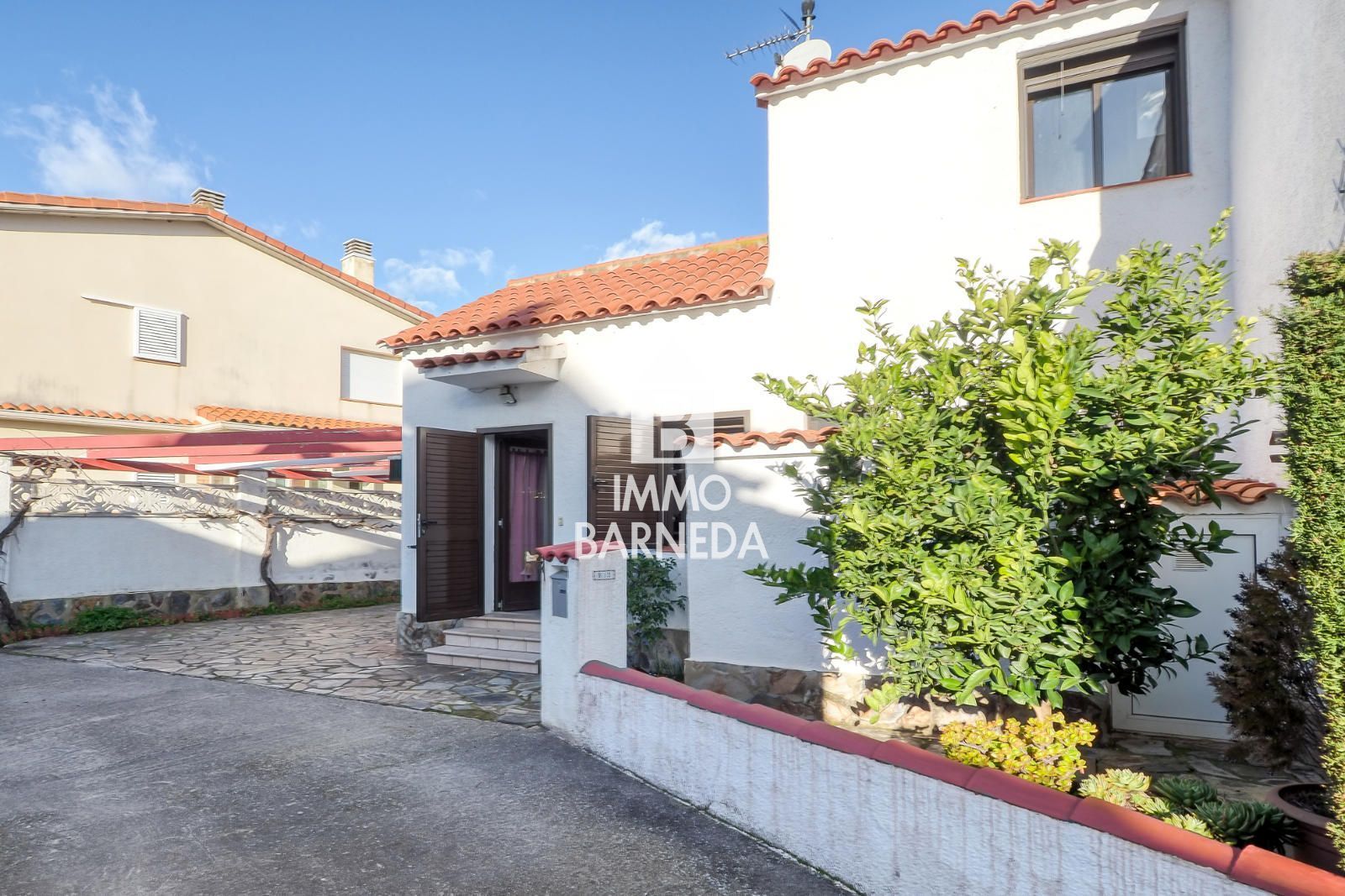 Vista exterior de Casa adosada en venda en Roses amb Aire condicionat, Calefacció i Terrassa
