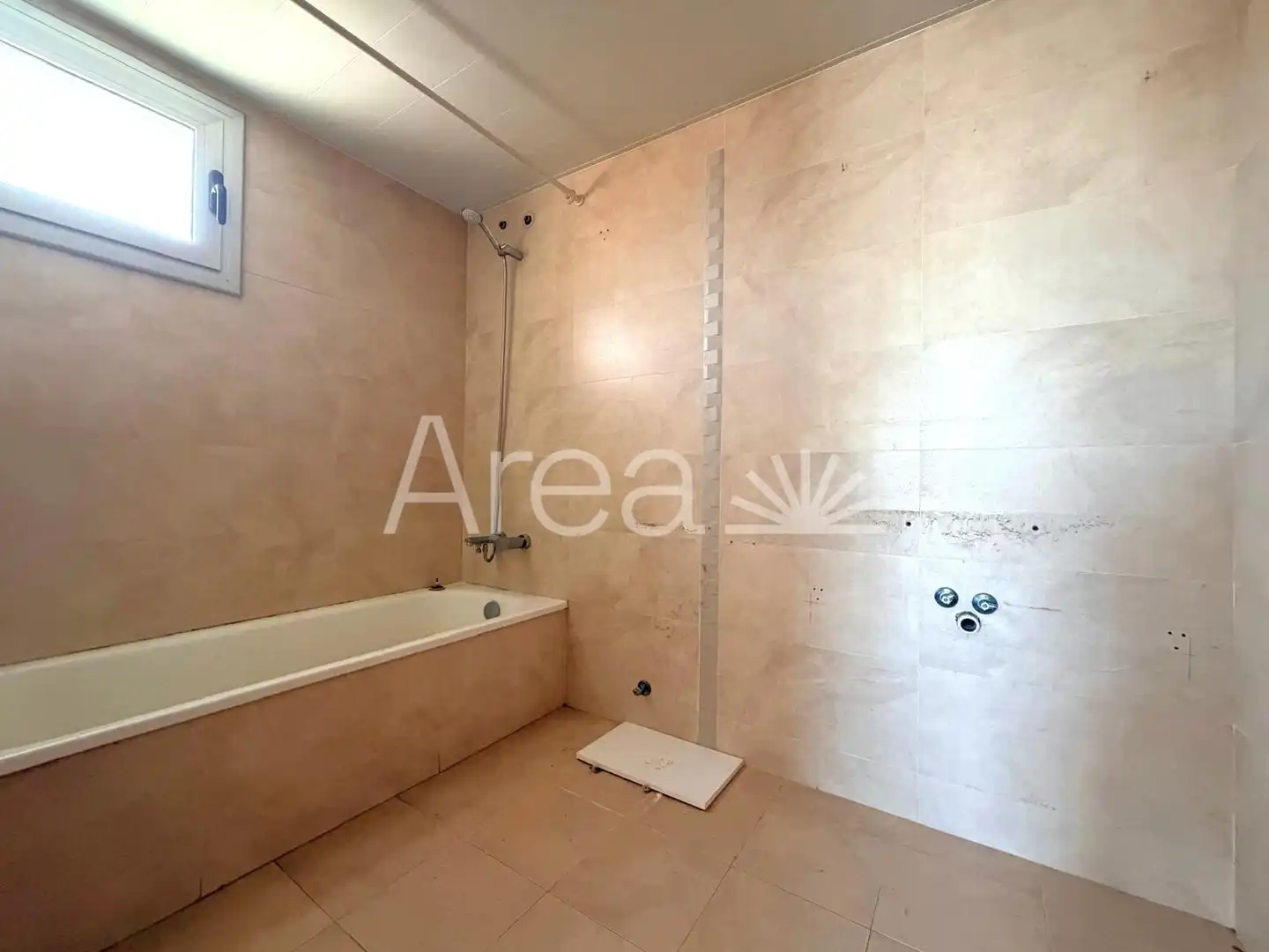 Baño de Piso en venta en Mataró con Jardín privado, Balcón y Piscina comunitaria