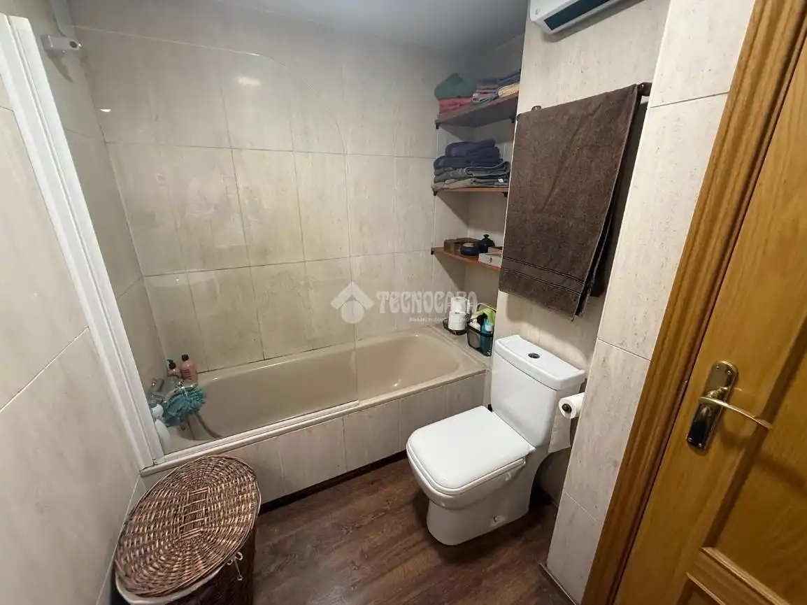 Baño de Piso en venta en Alcorcón con Aire acondicionado, Terraza y Piscina comunitaria