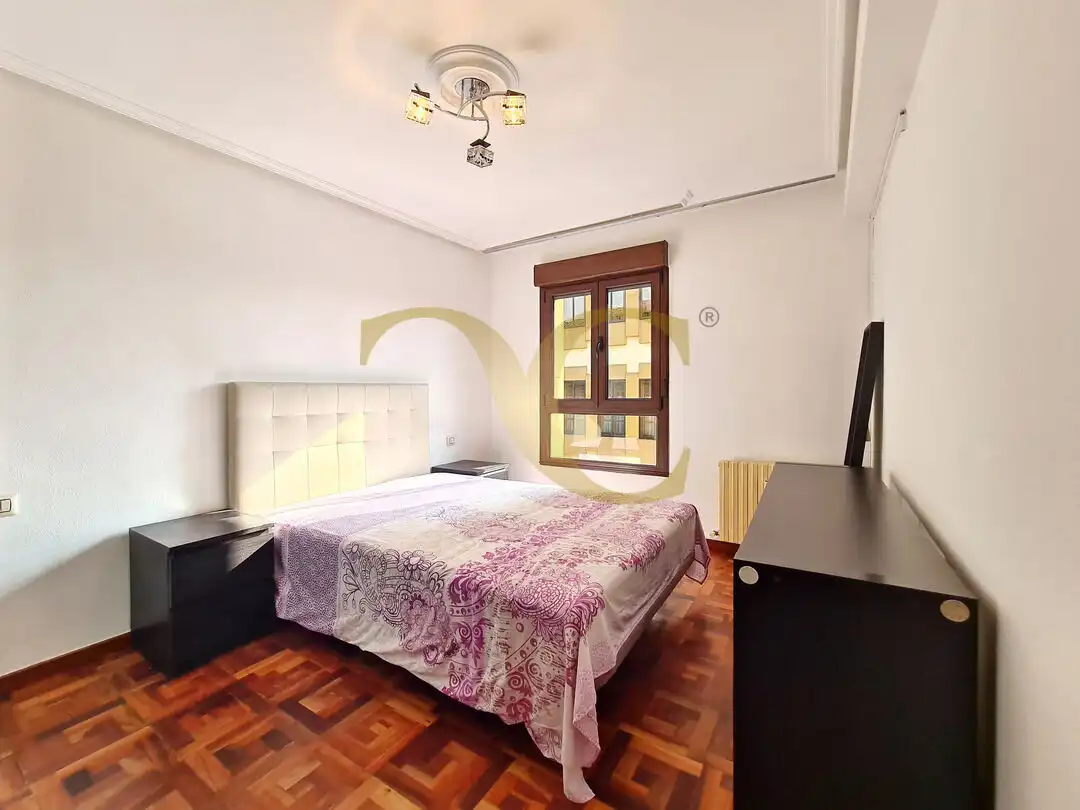 Habitación de Piso en venta en Oviedo  con Calefacción, Trastero y Amueblado