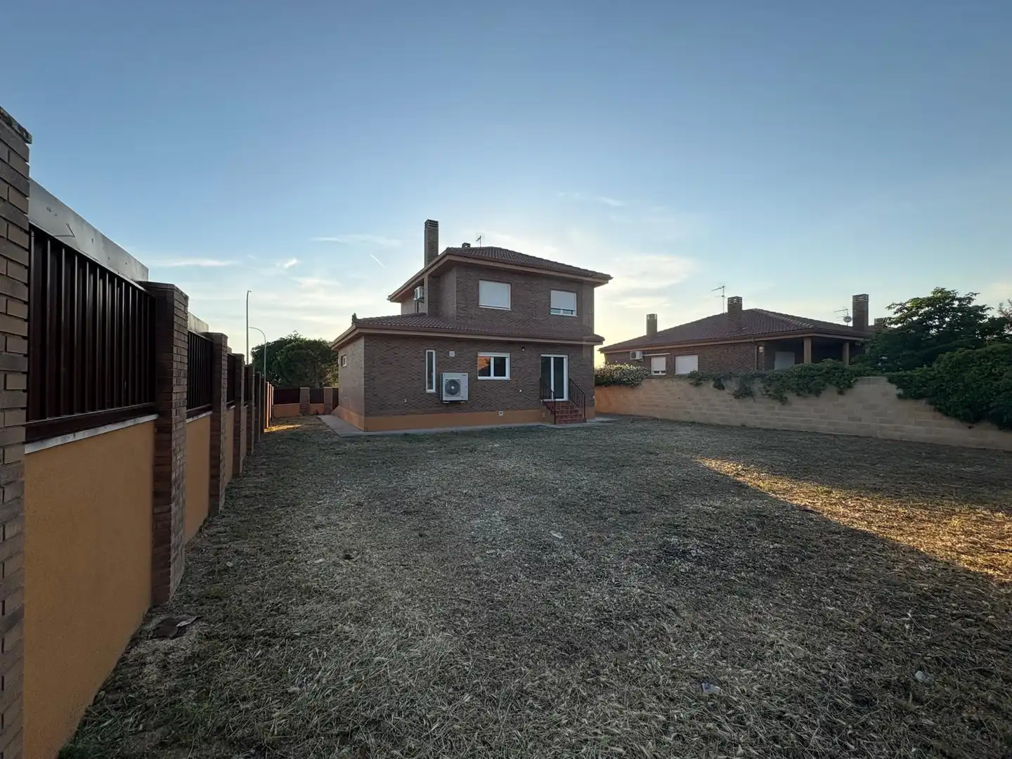Vista exterior de Casa o xalet en venda en Torres de la Alameda amb Aire condicionat, Calefacció i Jardí privat