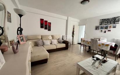 Living room of Flat for sale in  Madrid Capital