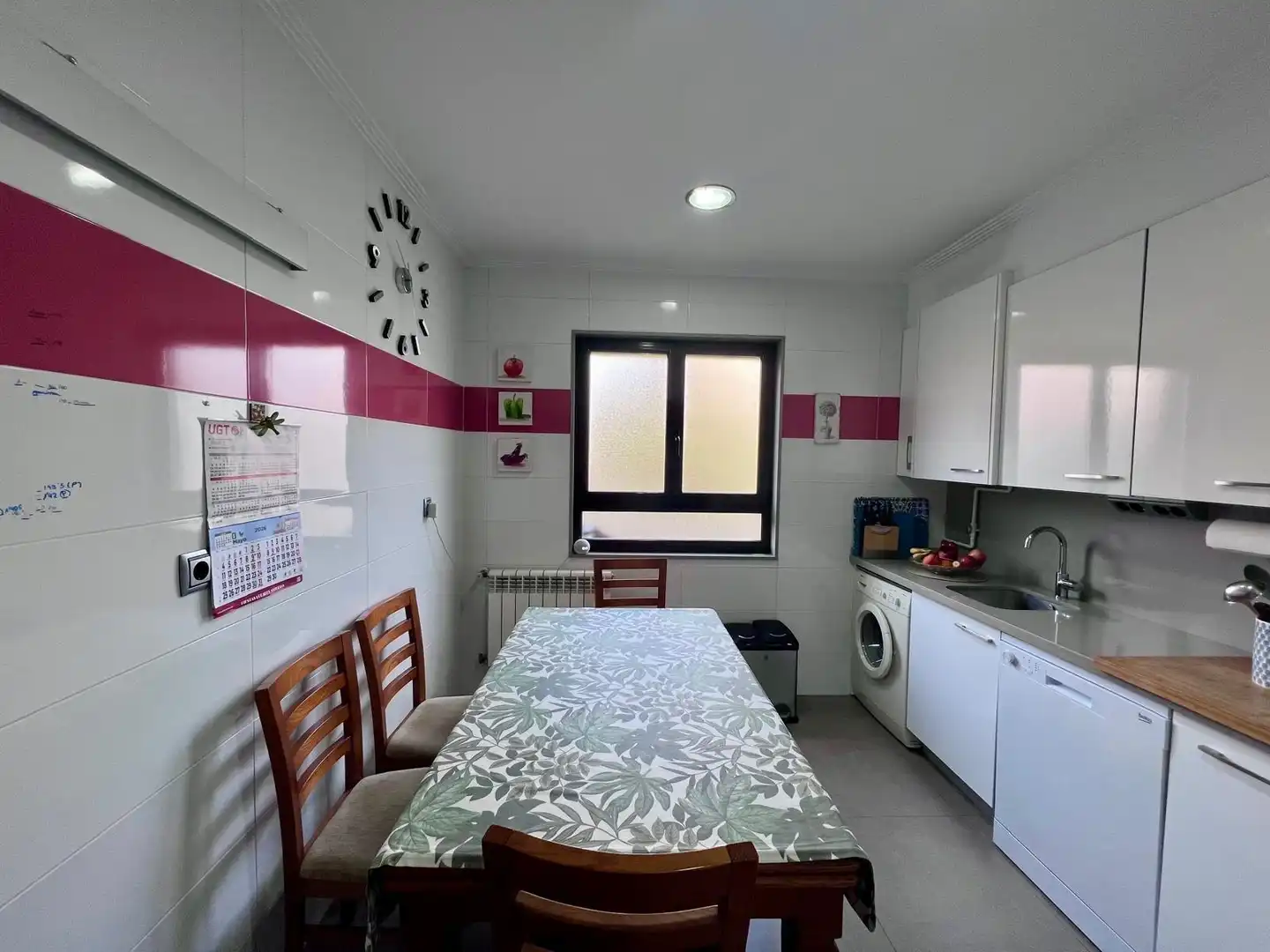Cuina de Casa o xalet en venda en Oviedo  amb Calefacció i Traster