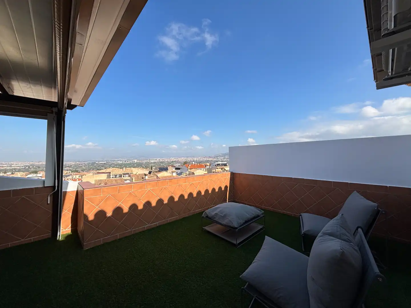 Terraza de Ático de alquiler en La Zubia con Aire acondicionado, Calefacción y Jardín privado