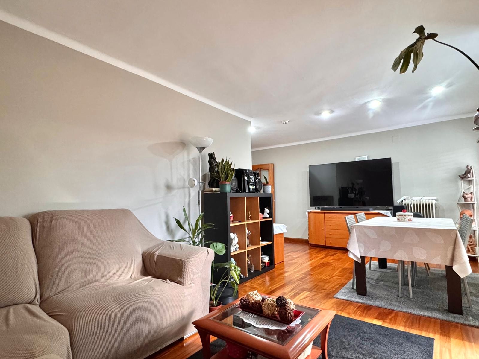 Living room of Flat for sale in Girona Capital  with Air Conditioner, Heating and Parquet flooring