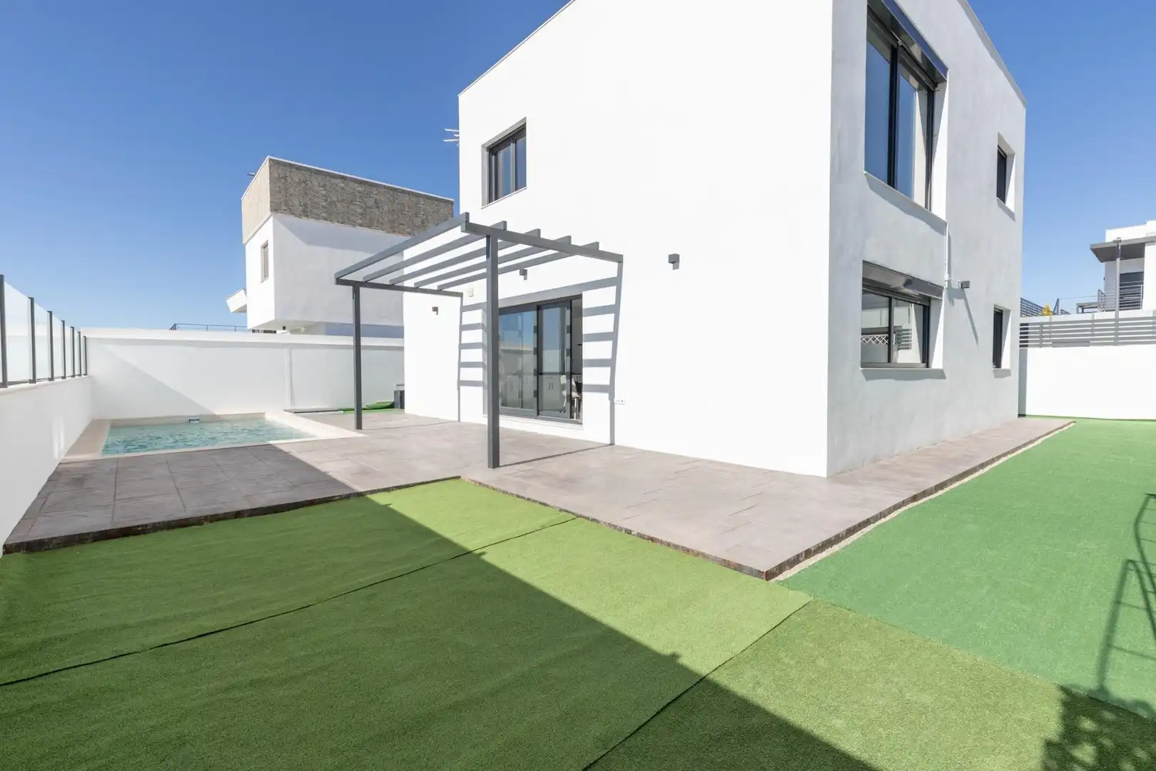 Vista exterior de Casa o xalet en venda en La Zubia amb Terrassa, Piscina i Balcó