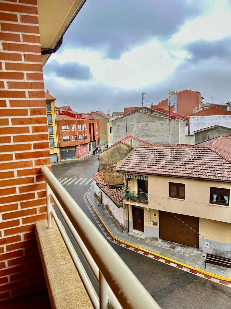 Vista exterior de Piso en venta en La Bañeza  con Calefacción