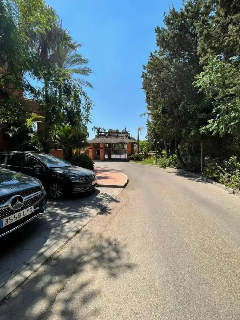 Erdgeschoss zur Miete in Estepona mit Klimaanlage, Terrasse und Schwimmbad
