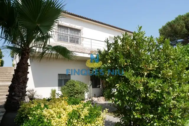 Vista exterior de Casa o xalet en venda en Lloret de Mar amb Calefacció, Jardí privat i Piscina