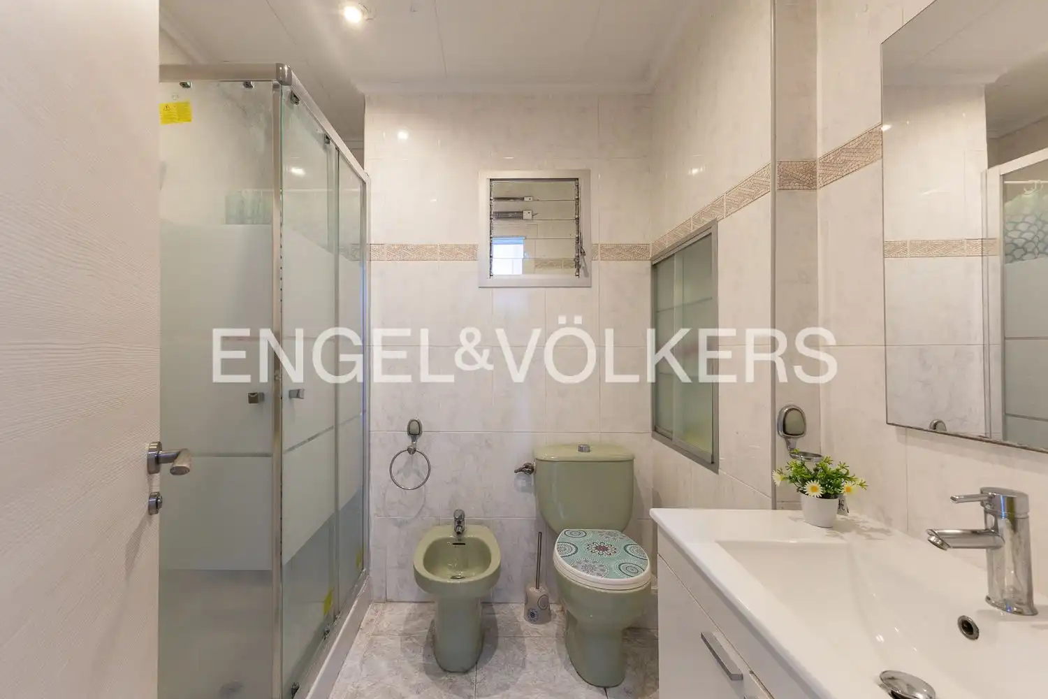 Bathroom of Flat for sale in Valencia  with Air Conditioner and Heating