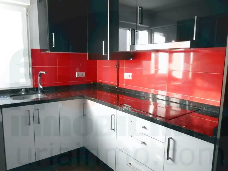 Cuina de Pis en venda en Oviedo  amb Calefacció, Forn i Microones