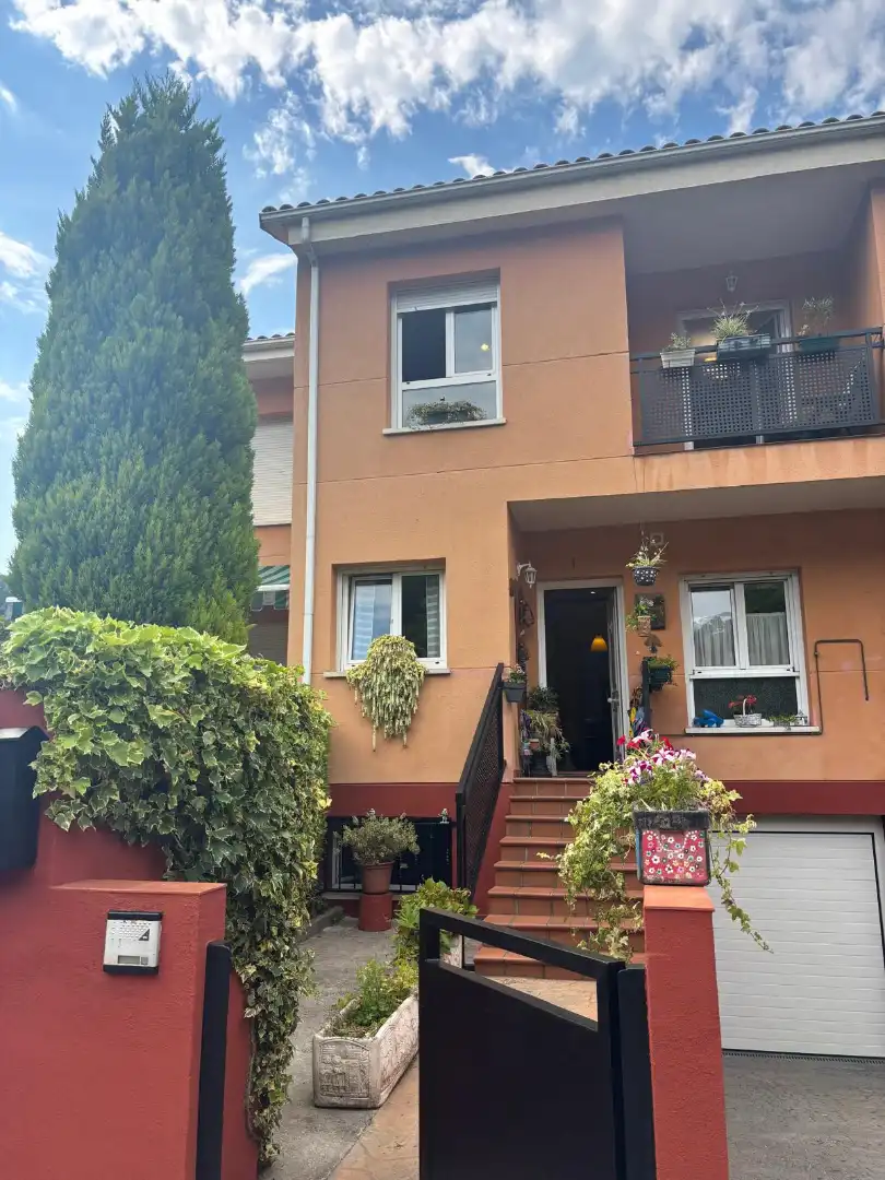 Vista exterior de Casa adosada en venda en Morcín amb Calefacció, Jardí privat i Parquet