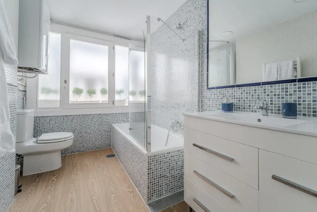 Bathroom of Flat for rent in Madrid  with Air Conditioner, Heating and Balcony