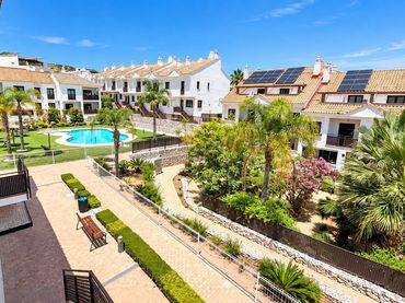 Maison mitoyenne avec piscine à vendre à Calle Topacio 99A