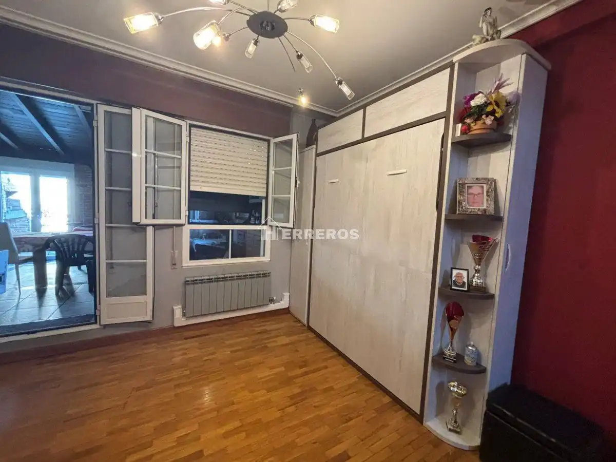 Dormitori de Casa adosada en venda en Villamediana de Iregua amb Aire condicionat, Calefacció i Jardí privat