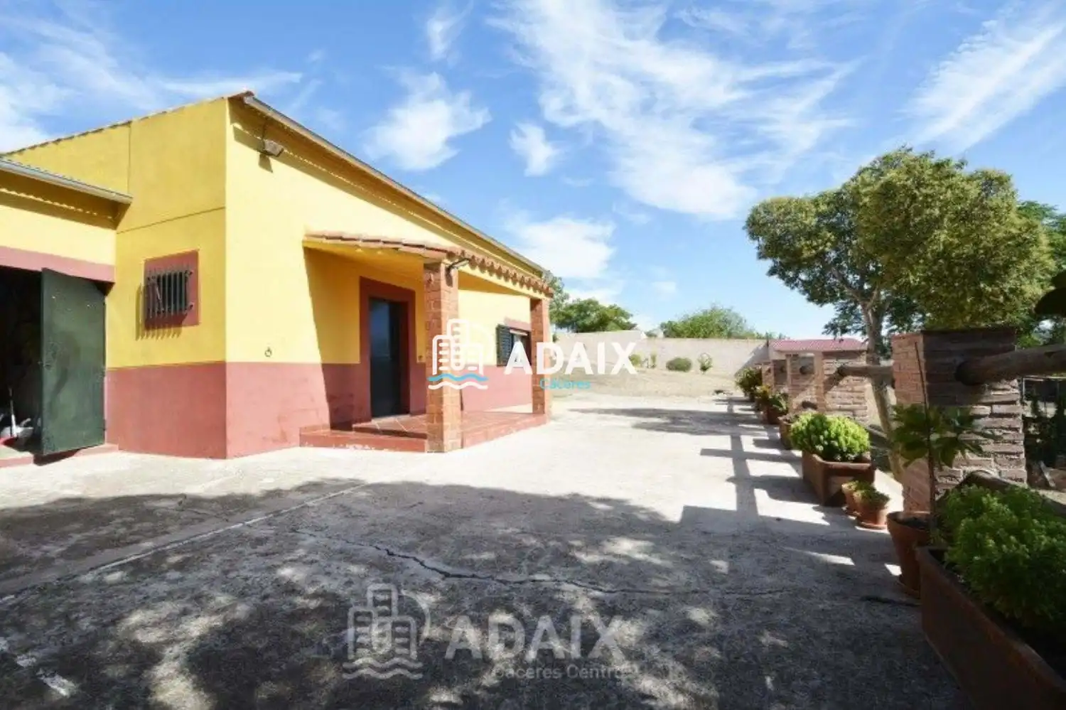 Vista exterior de Casa o xalet en venda en Cáceres amb Aire condicionat, Terrassa i Traster