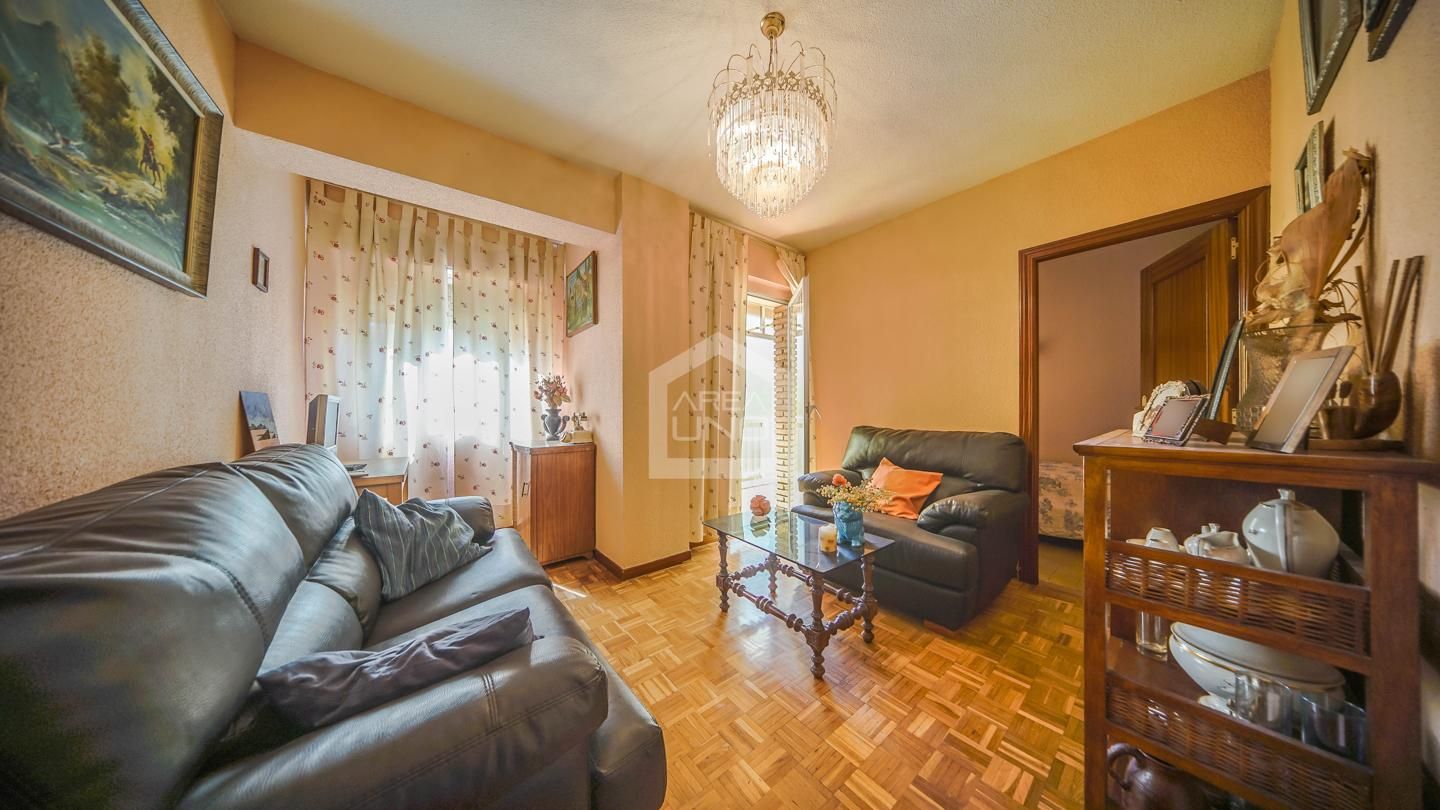 Sala d'estar de Pis en venda en  Madrid Capital amb Parquet i Terrassa