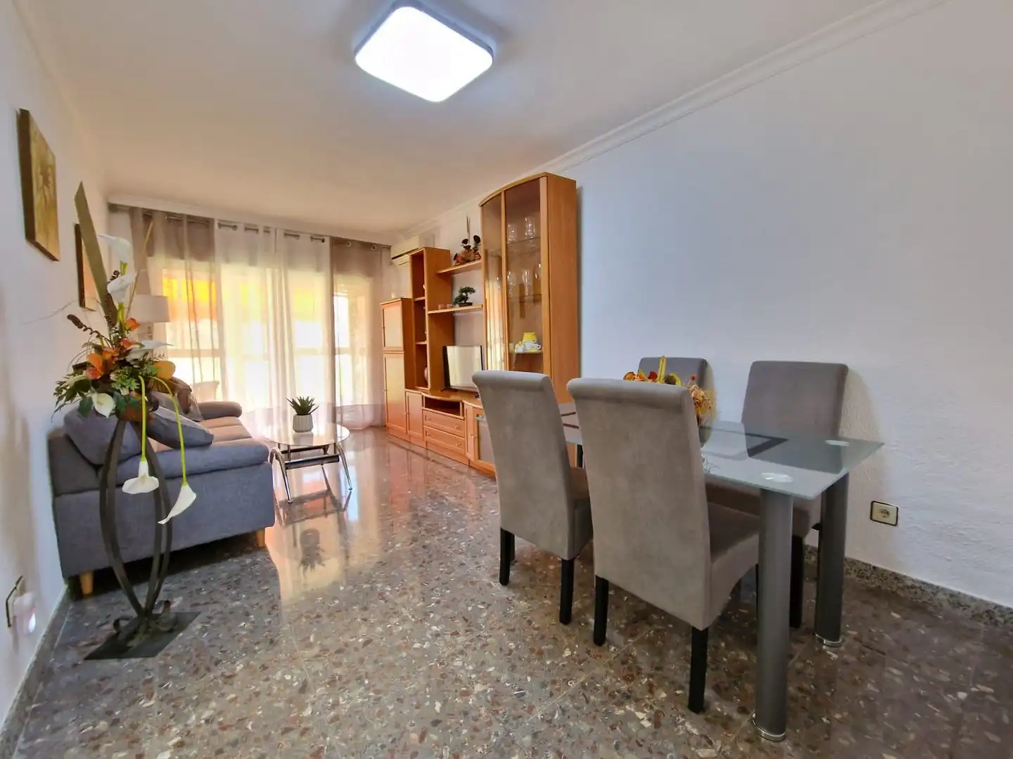 Sala de estar de Apartamento de alquiler en Roquetas de Mar con Amueblado, Balcón y Piscina comunitaria