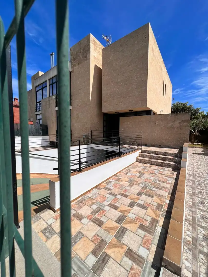 Adossat amb jardí en venda a Carrer del Rescat
