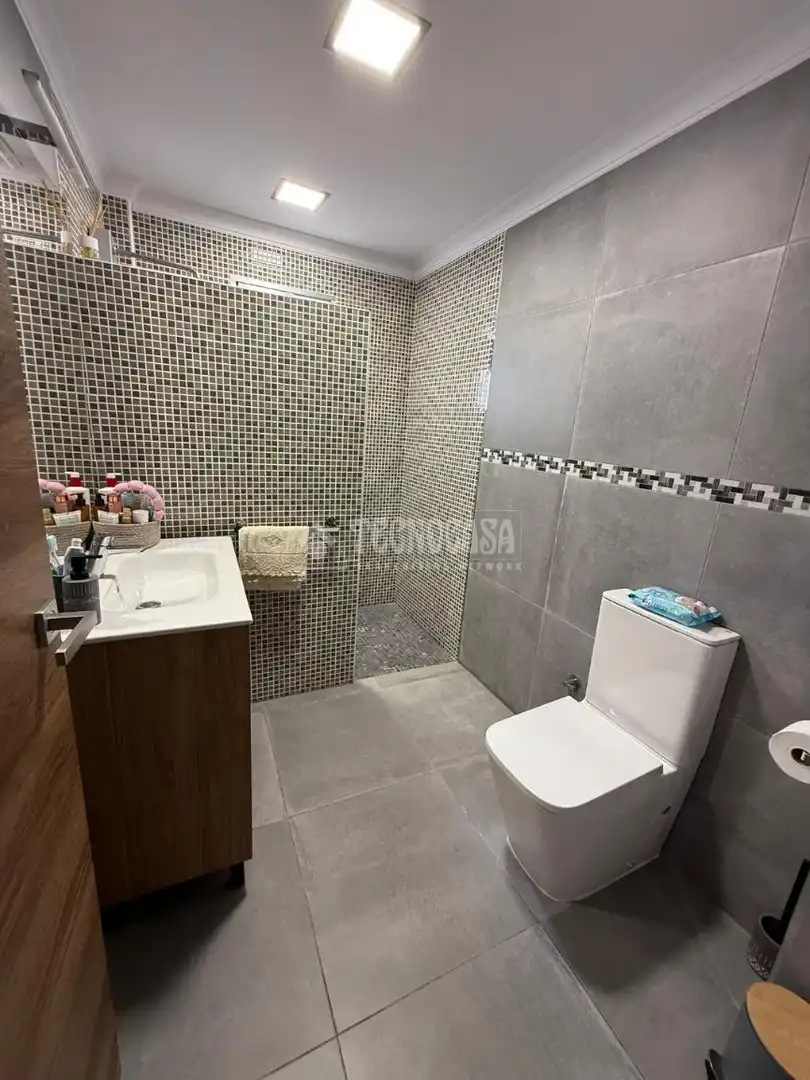 Badezimmer von Wohnung zum Verkauf in Alcolea del Río mit Klimaanlage