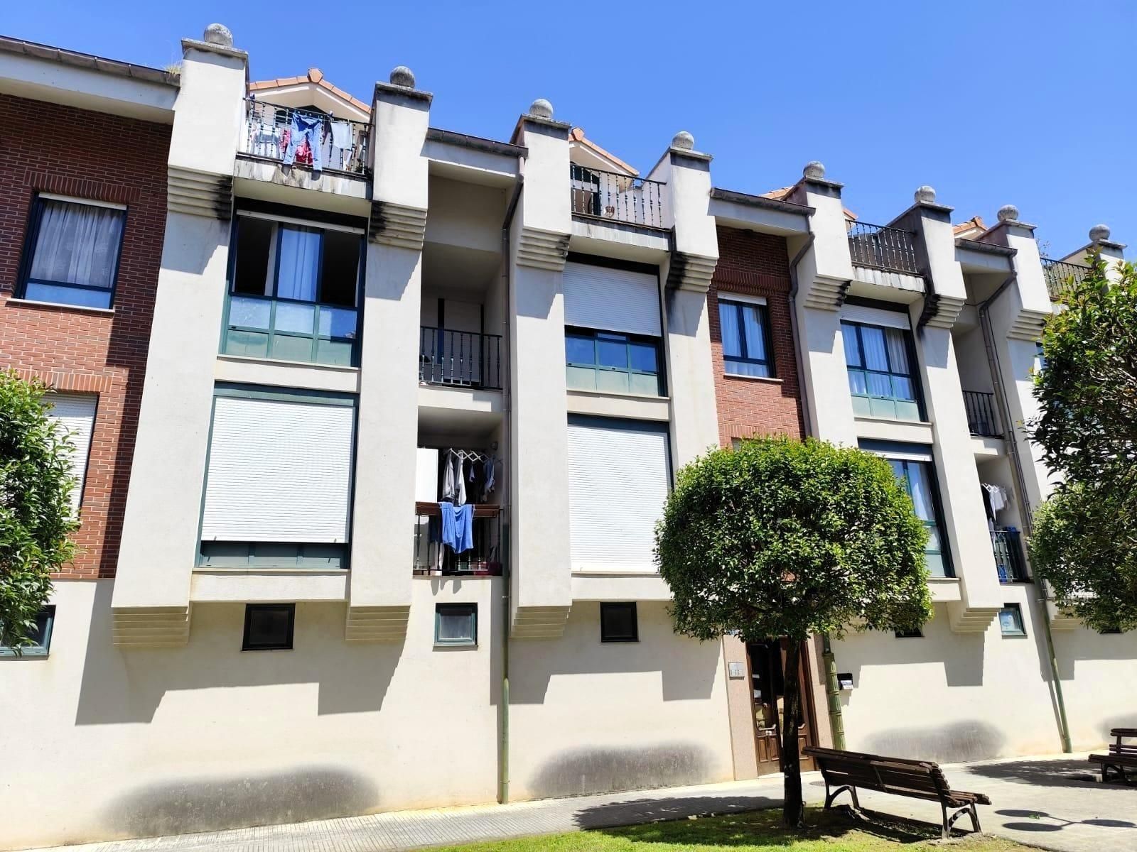 Vista exterior de Àtic en venda en Castañeda amb Calefacció, Terrassa i Balcó