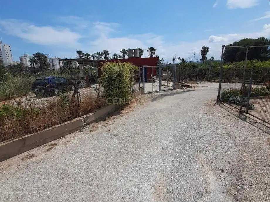 Terreno industrial en venta en Tavernes de la Valldigna