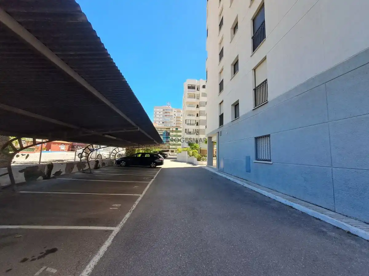 Parking de Apartamento de alquiler en Benicasim / Benicàssim con Amueblado y Piscina comunitaria