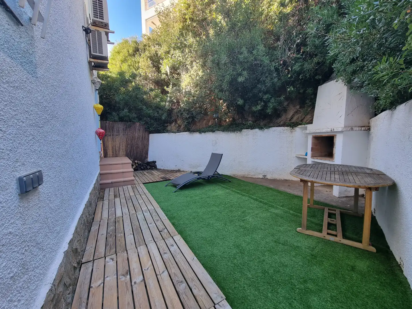 Terrasse von Einfamilien-Reihenhaus zum Verkauf in Roses mit Klimaanlage, Heizung und Privatgarten