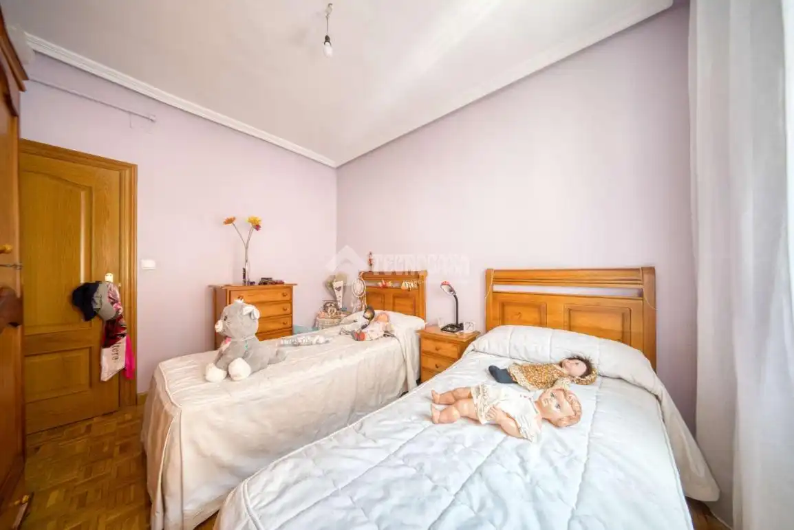 Bedroom of Flat for sale in Valladolid  with Heating, Parquet flooring and Furnished