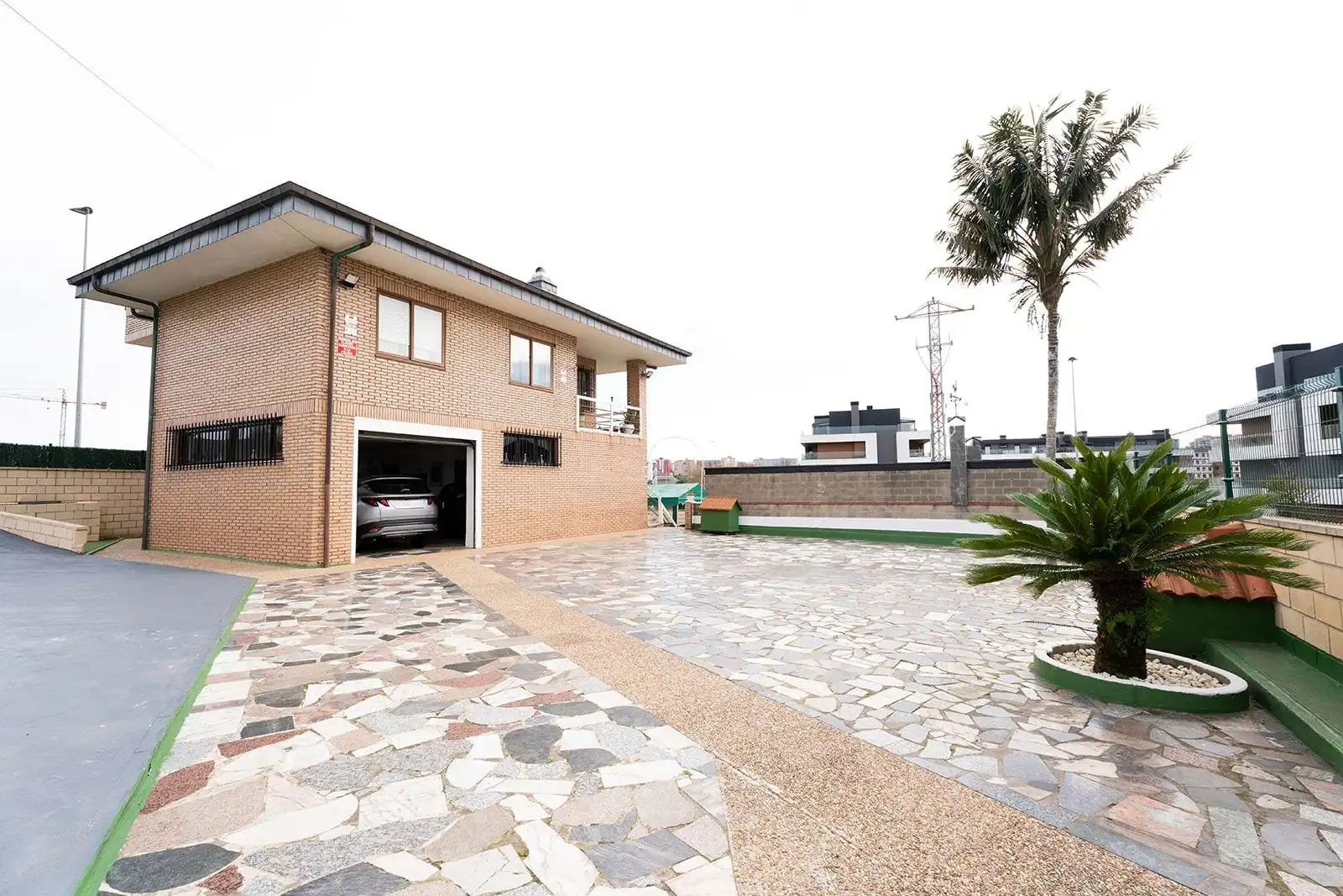Vista exterior de Casa o xalet en venda en Santander amb Calefacció, Jardí privat i Terrassa