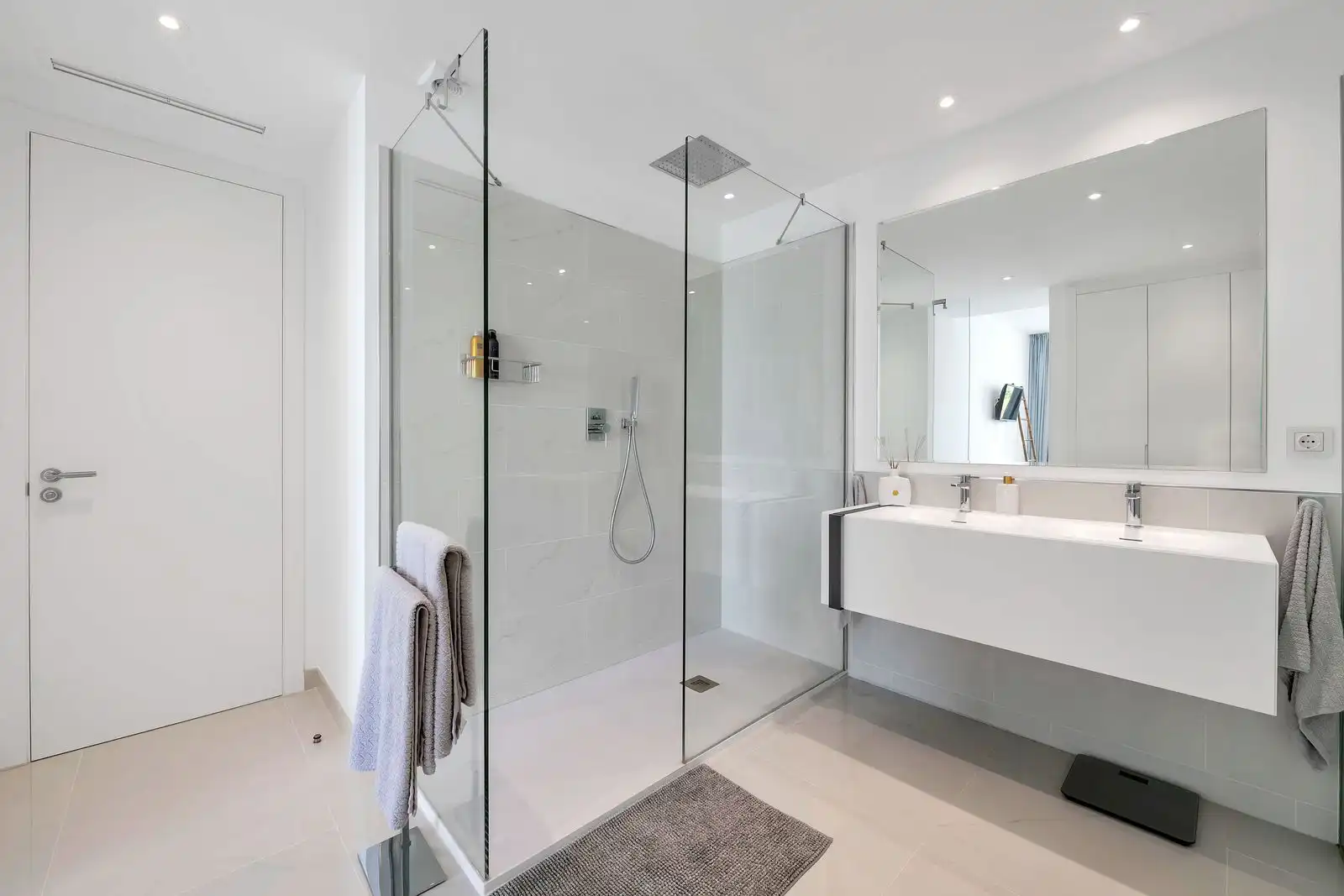 Baño de Apartamento en venta en Estepona con Terraza, Trastero y Amueblado
