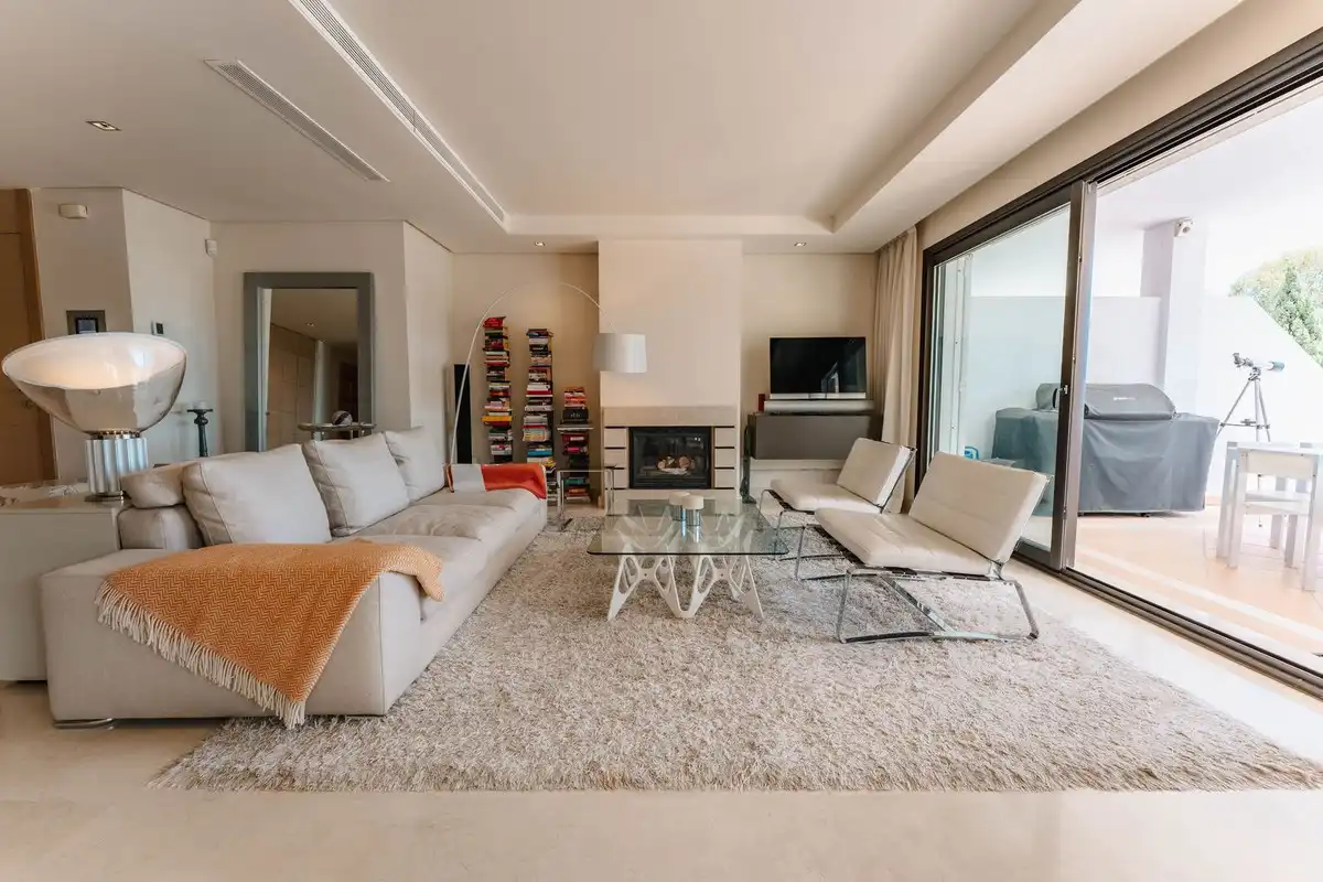 Sala d'estar de Apartament en venda en Benahavís amb Alarma