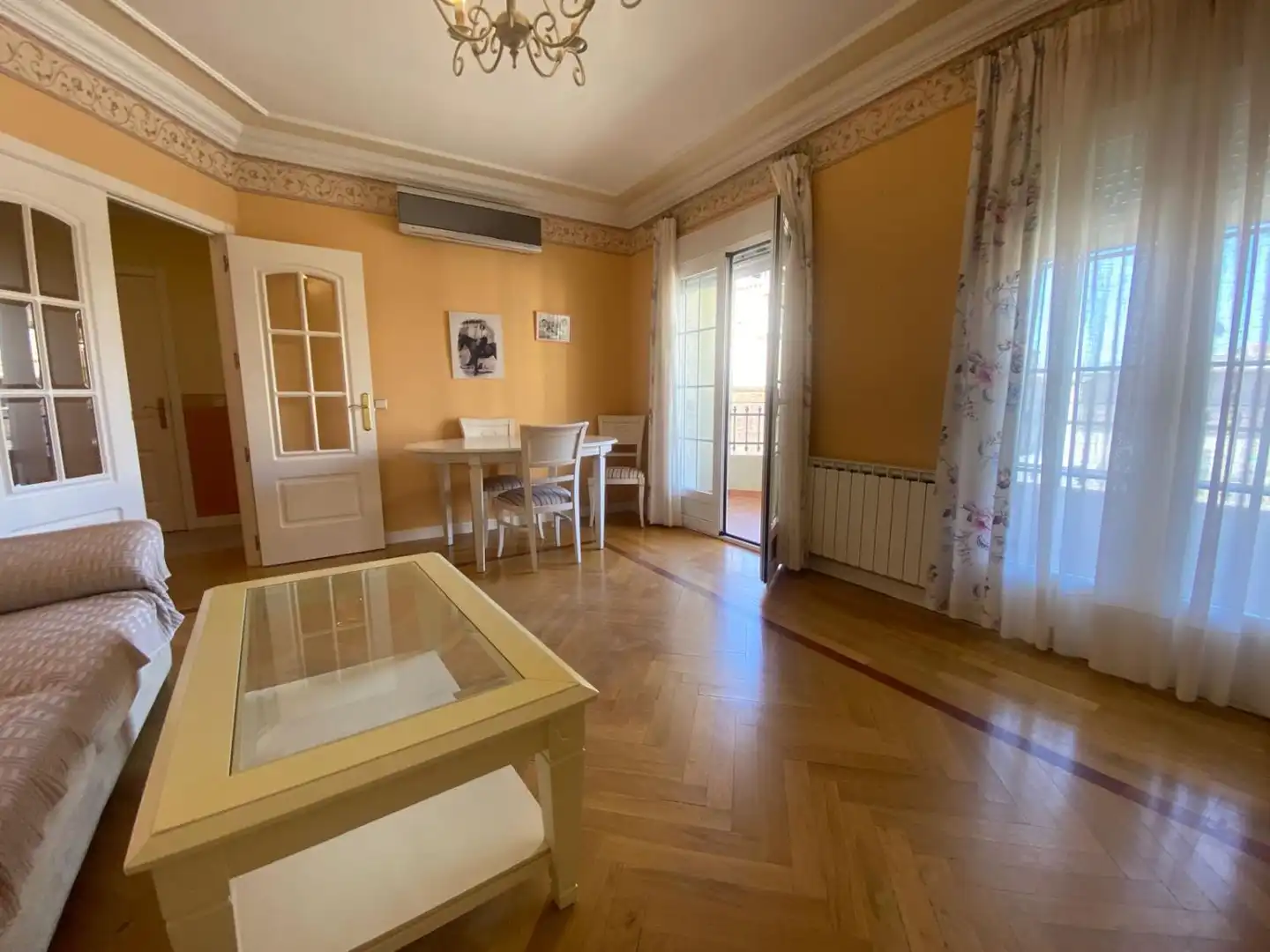 Sala de estar de Piso en venta en Valdepeñas con Aire acondicionado, Calefacción y Parquet