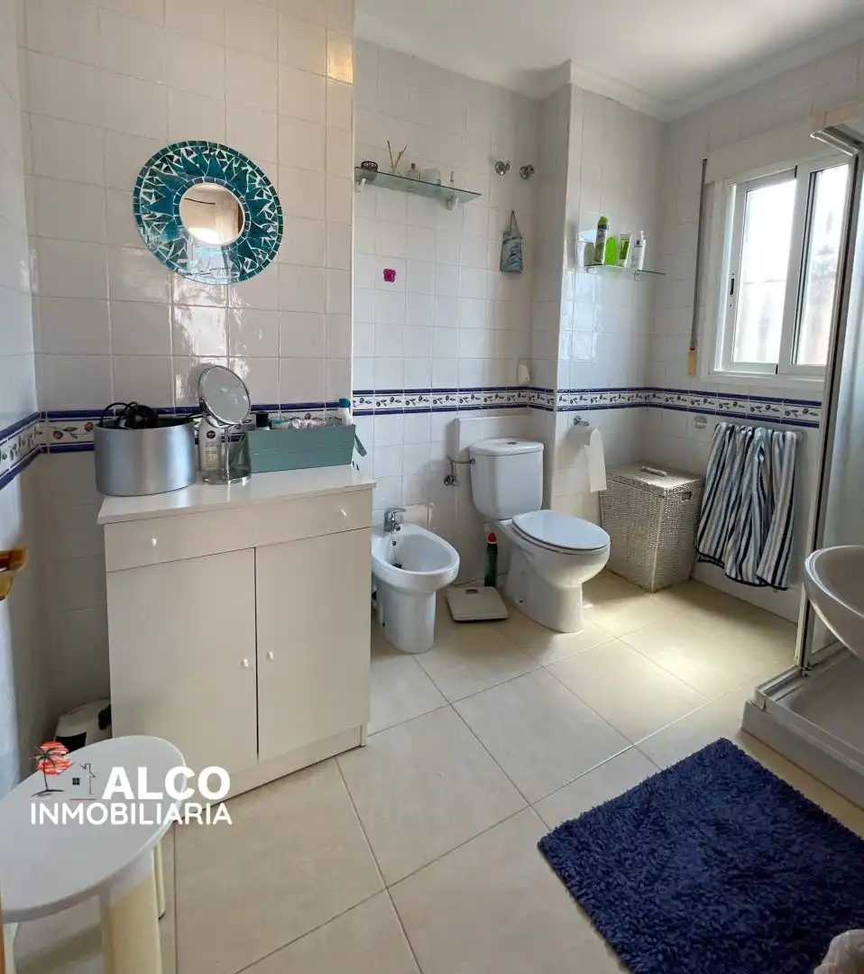 Bany de Casa o xalet en venda en Torrox amb Aire condicionat, Terrassa i Piscina