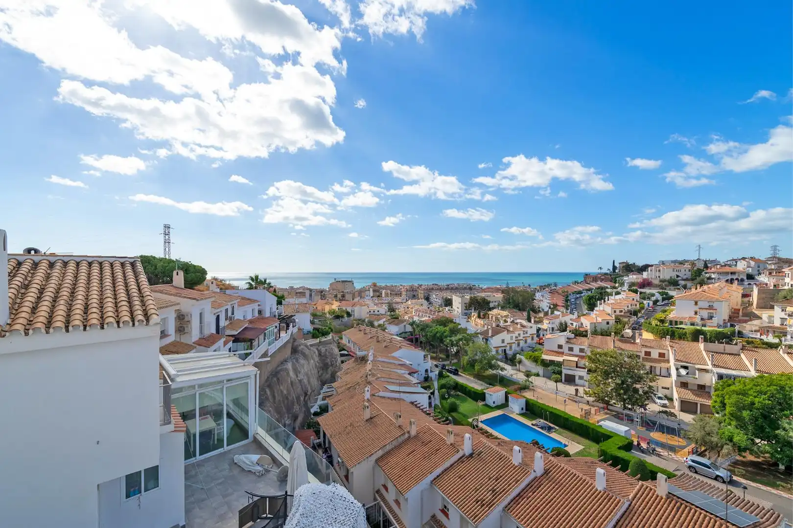 Vista exterior de Casa adosada en venta en Rincón de la Victoria con Terraza y Piscina comunitaria