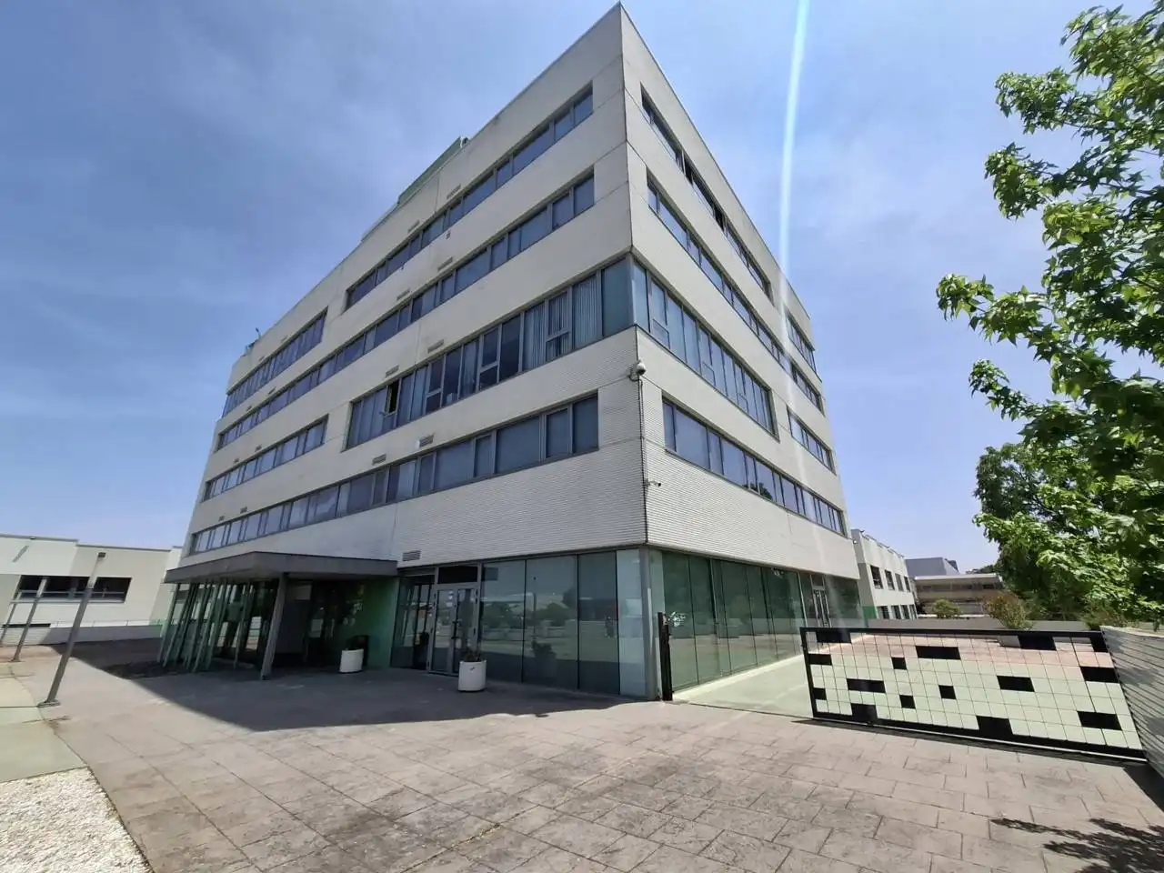 Vista exterior de Oficina de alquiler en Coslada con Aire acondicionado, Calefacción y Alarma