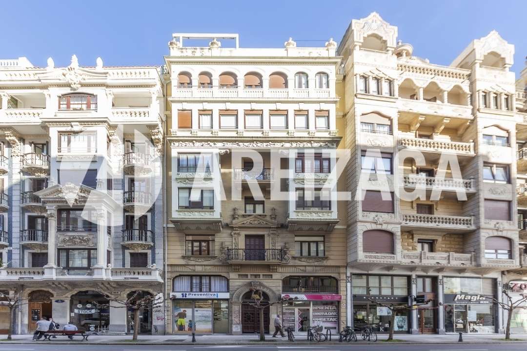 Vista exterior de Pis en venda en Donostia - San Sebastián  amb Calefacció i Balcó